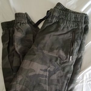 Aritzia/TNA Alix Pant - camo joggers size 6